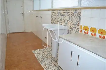Área de serviço com armário 