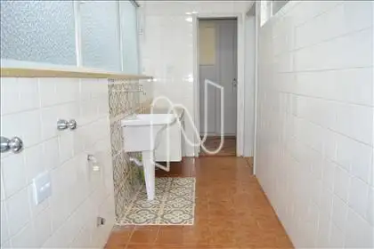 Área de serviço com armário  