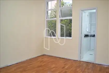 Quarto com suíte e armário
