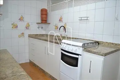Cozinha com armários 