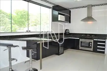 Cozinha ampla com armários 