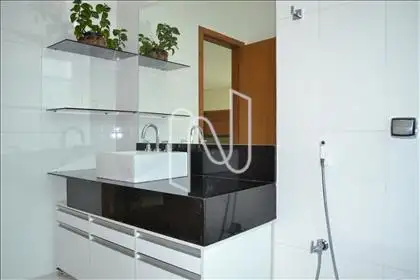  Banheiro social com armário e box blindex 