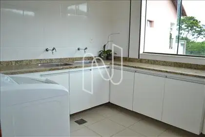 Lavanderia com armários 