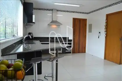 Cozinha ampla com bancada para lanches 