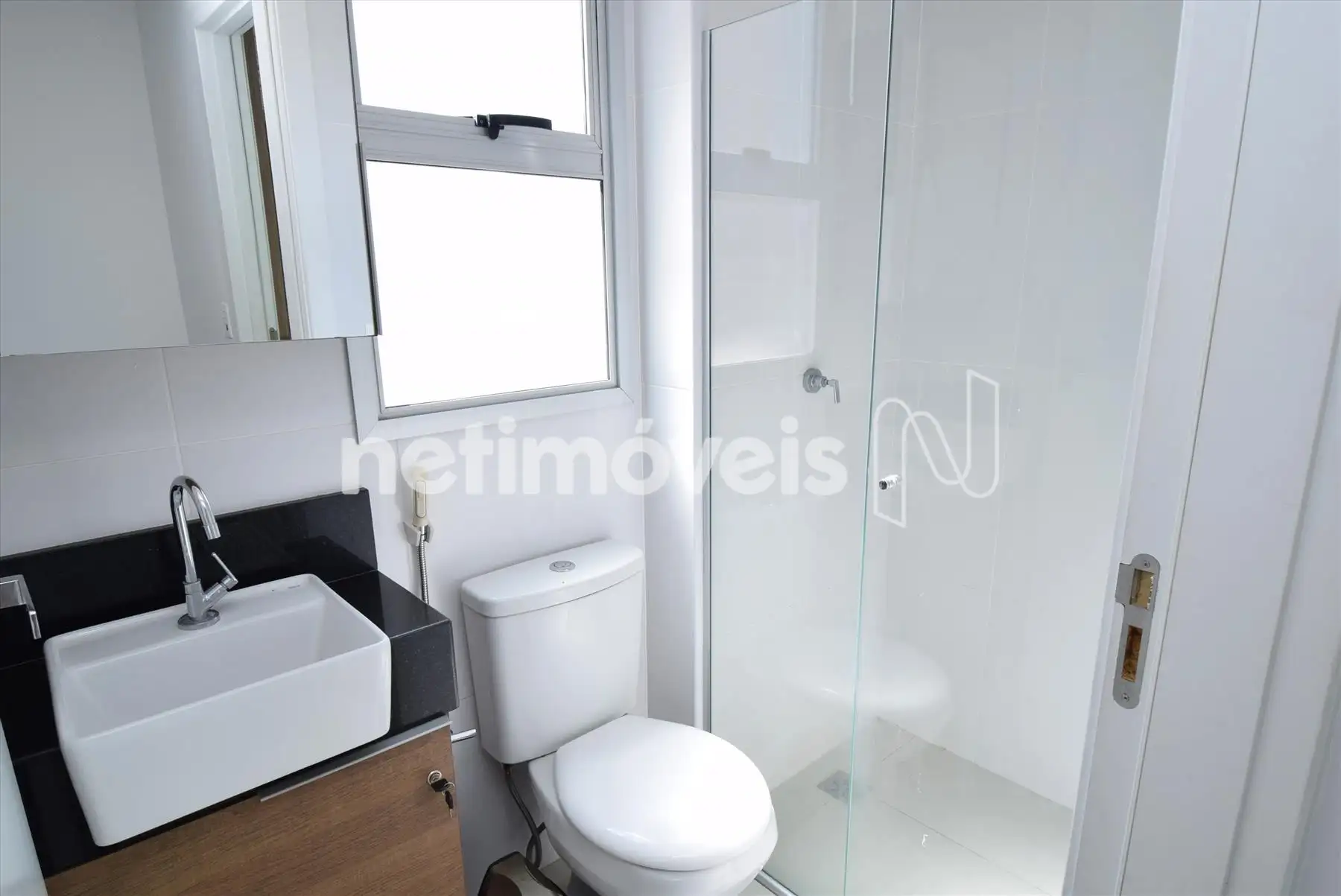 Banheiro com armário e box blindex