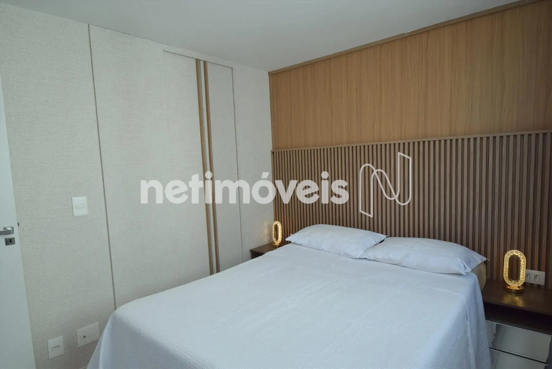 Quarto 01 com closet e varanda