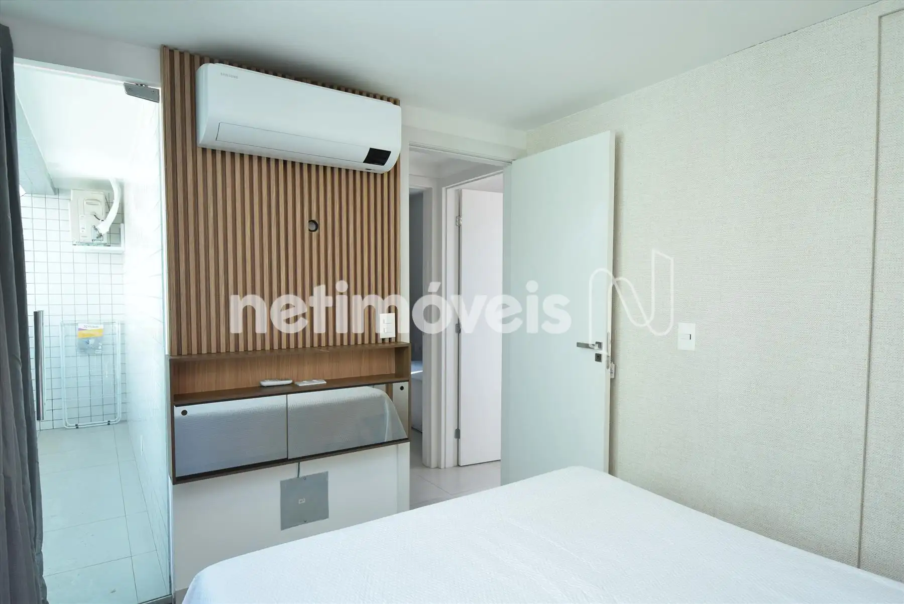 Quarto 01 com closet e varanda