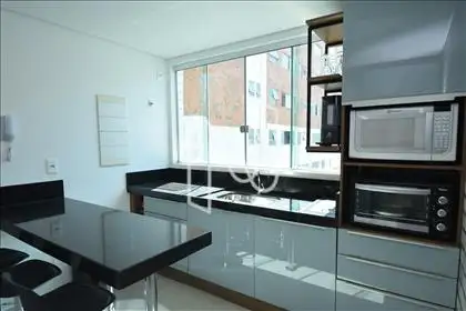 Cozinha com armários  