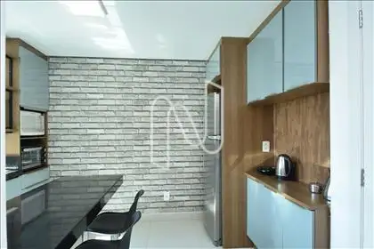 Cozinha com armários  