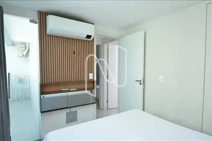 Quarto 01 com closet e varanda  