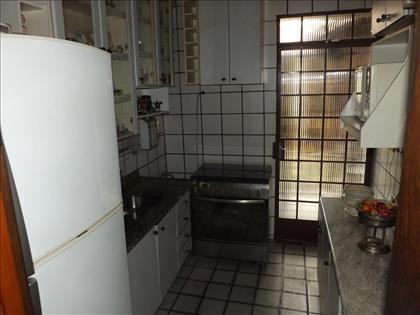 Cozinha com armários 