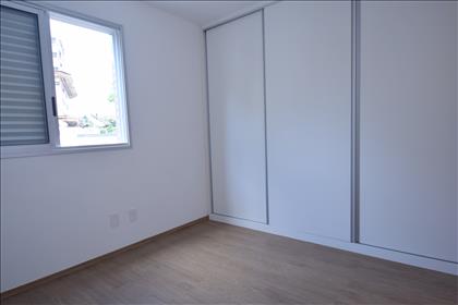 Quarto 02 (suíte) com armário