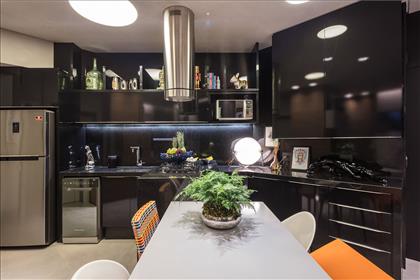 Cozinha americana com armários