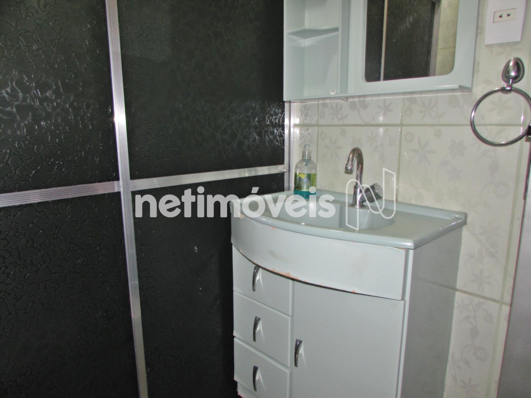 Barracão: Banheiro social com armário e box 