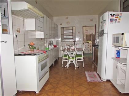 Cozinha com armários 