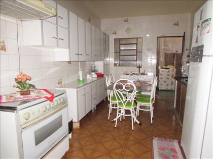 Cozinha com armários 