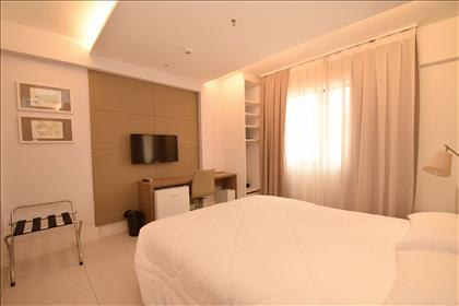 Quarto equipado com frigobar, TV, tel e IPod