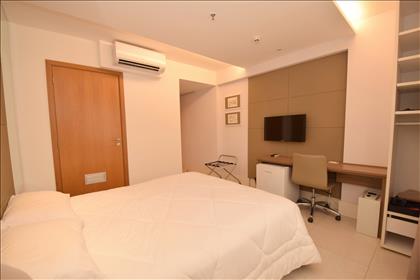 Quarto com bancada de trabalho