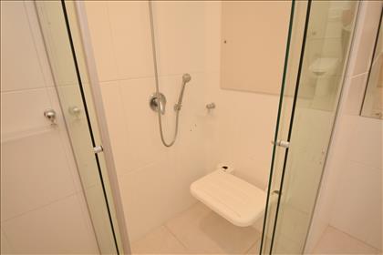 Banheiro adaptado para PNE
