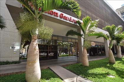 Fachada com jardins