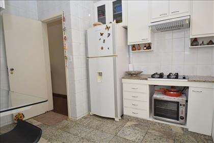 Cozinha ampla com armários  