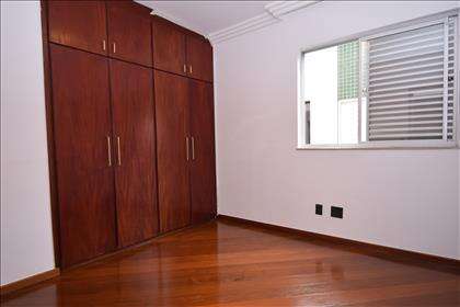 Quarto 03 com armário  