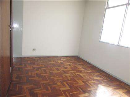 Quarto 01 com armário