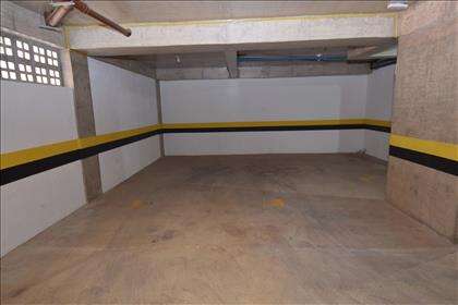 05 vagas de garagem. Pode caber até 8 carros