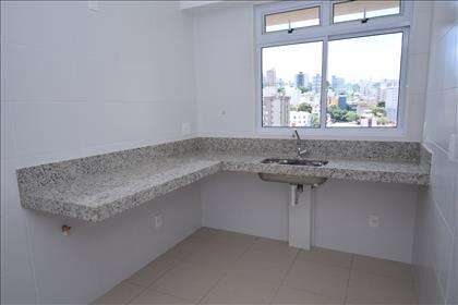 Cozinha com bancada em granito
