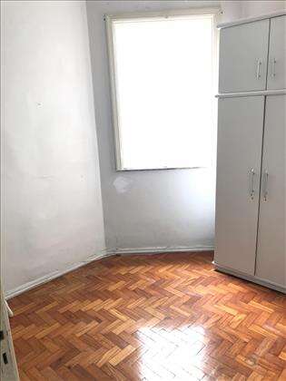 Quarto 02 com armário
