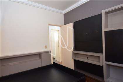 Quarto 02 com armários