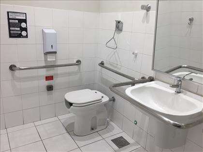 02 banheiros com acessibilidade 