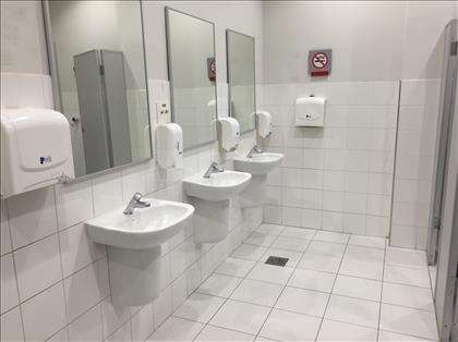 02 banheiros com 03 sanitários 