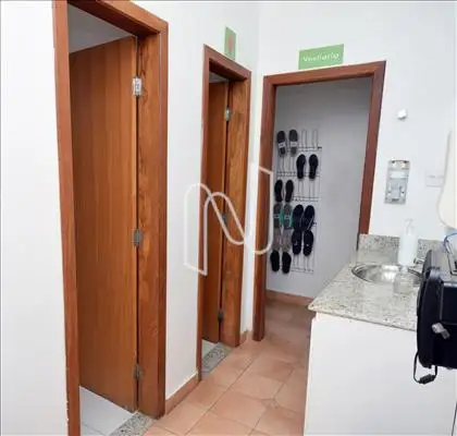 Vestiários e banheiros masculino e feminino 