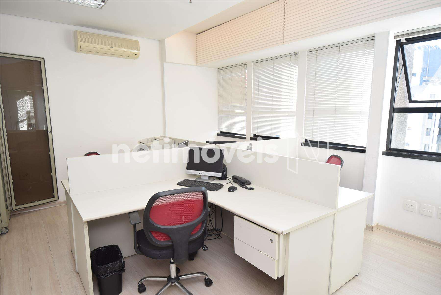 Sala ampla com 04 estações de trabalho 