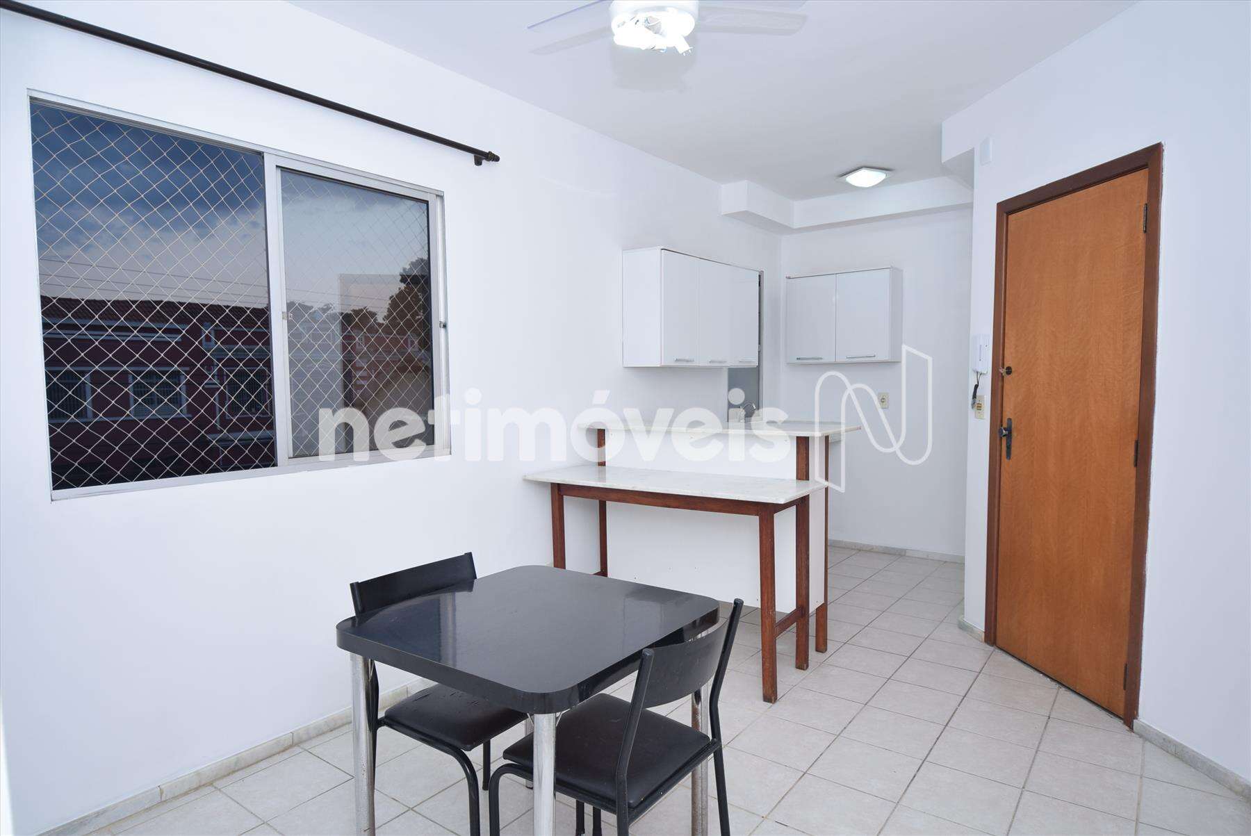 Sala de estar e jantar com cozinha americana