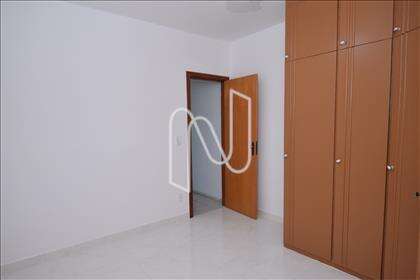 Quarto com varanda e armário