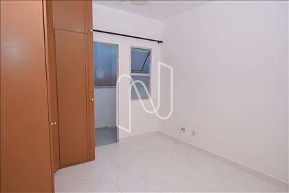 Quarto com varanda e armário