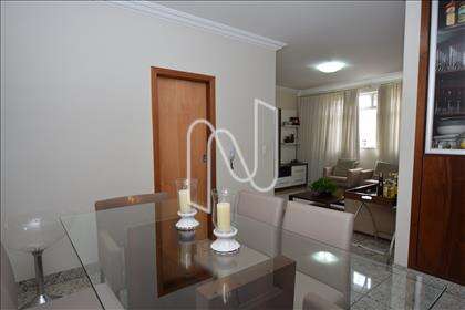 Sala de jantar com cristaleira