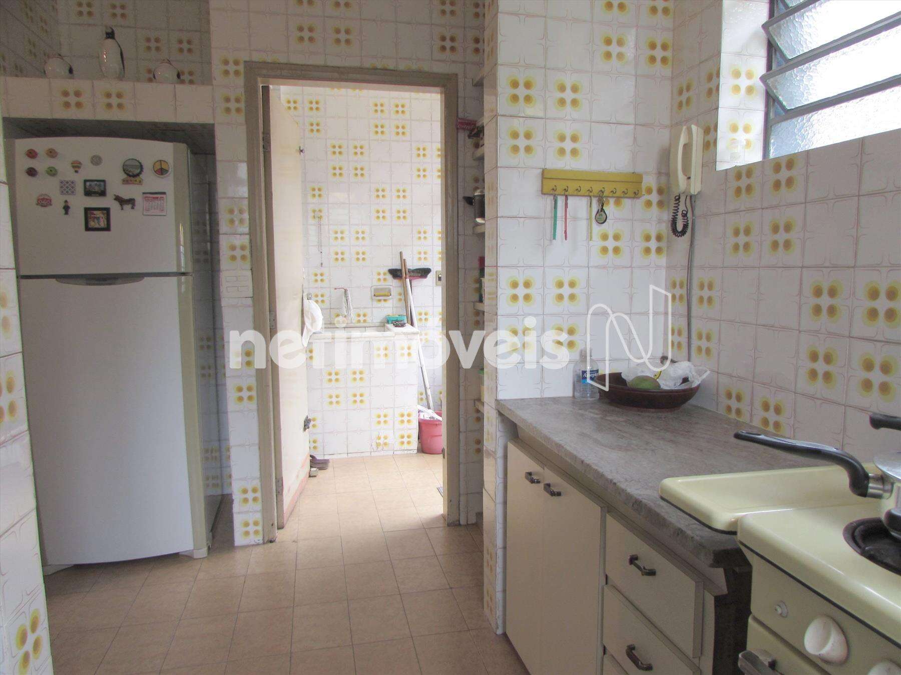 Cozinha com armários 