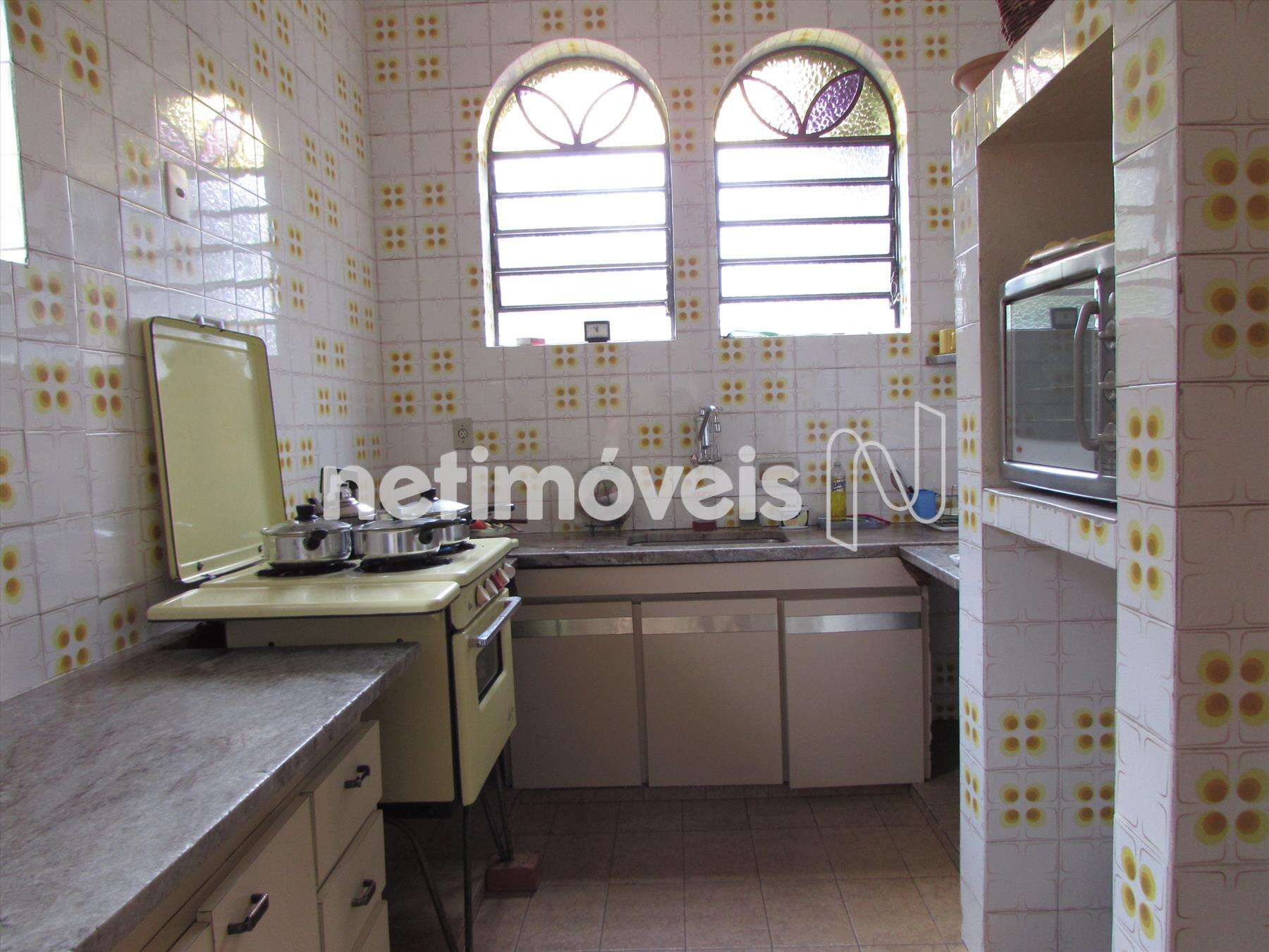 Cozinha com armários 