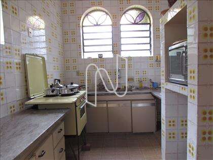 Cozinha com armários  