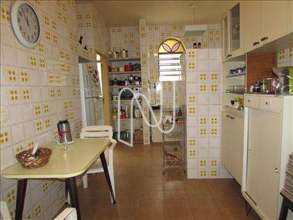 Cozinha com armários 
