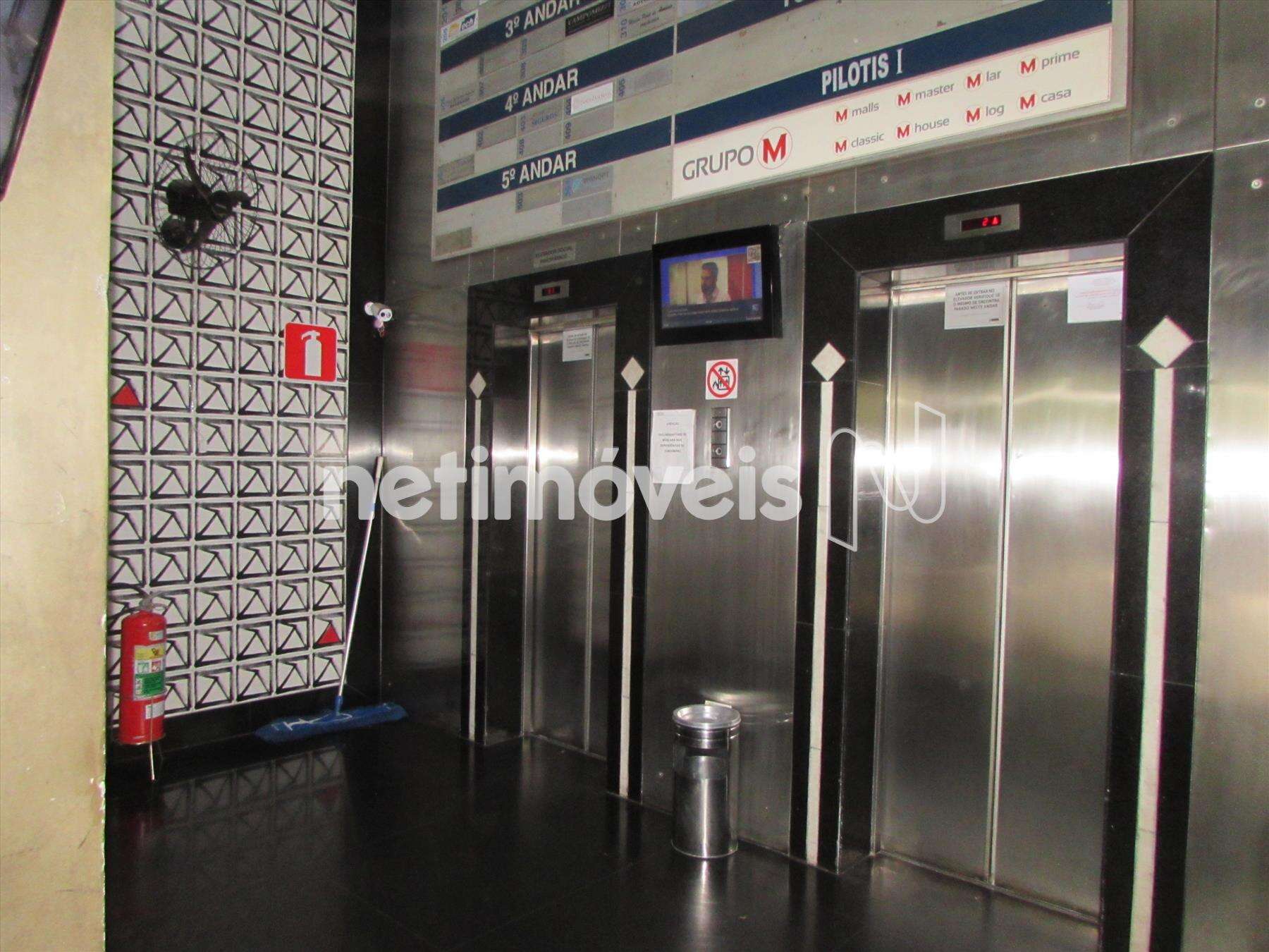 Elevador de acesso no hall de entrada