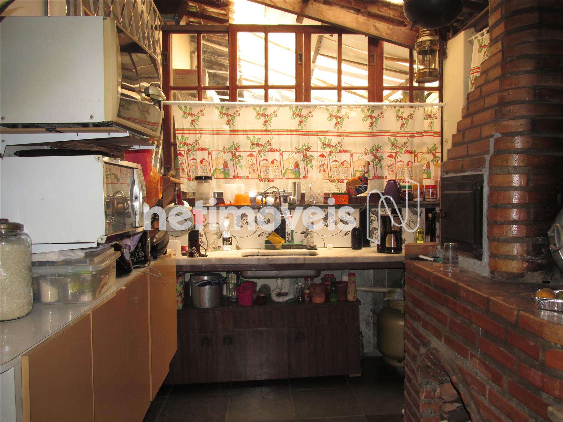 cozinha com fogão a lenha