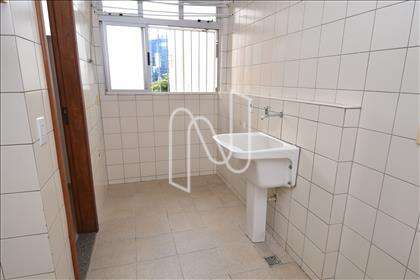 Área de serviço integrada à cozinha