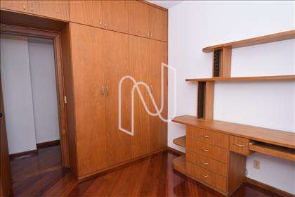 Quarto 02 com armários