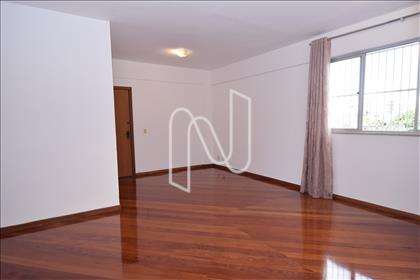 Sala com piso em tábua corrida