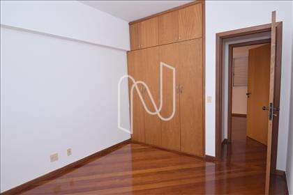Quarto 03 com armários