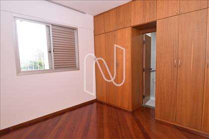 Quarto suíte com armários